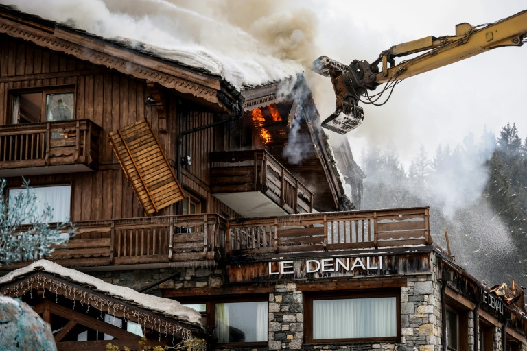 Un incendie frappe des établissements touristiques, dans la station de ski de Courchevel, le 28 janvier 2026