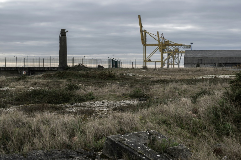 Cette photographie, prise le 27 janvier 2023, montre une vue du terminal portuaire du Verdon-sur-Mer, où l'entreprise Pure-Salmon espère installer une vaste ferme d'élevage et une unité de transformation du saumon sur une superficie de 14 hectares