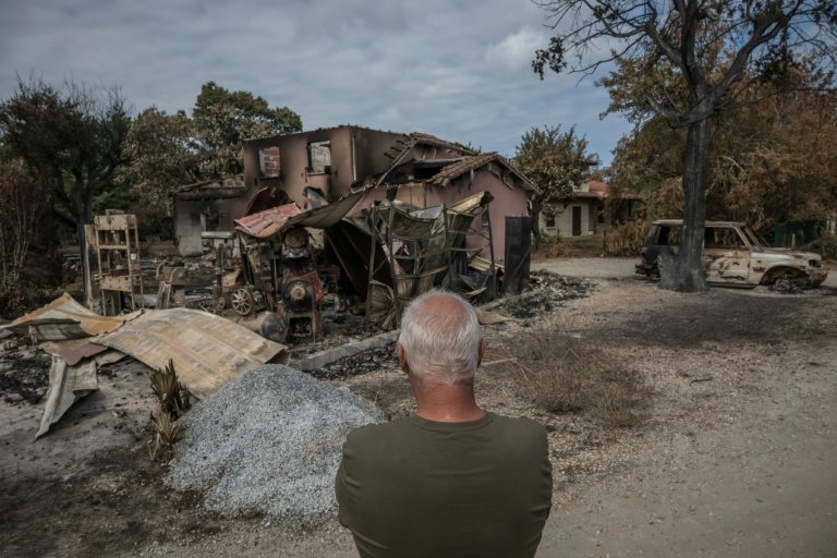 Un homme devant sa maison détruite par les flammes, au Porge, en Gironde, le 31 juillet 2026