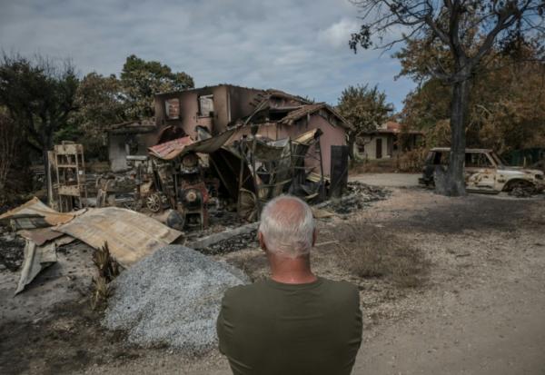 Un homme devant sa maison détruite par les flammes, au Porge, en Gironde, le 31 juillet 2026