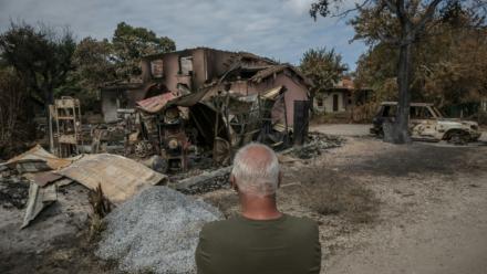 Un homme devant sa maison détruite par les flammes, au Porge, en Gironde, le 31 juillet 2026