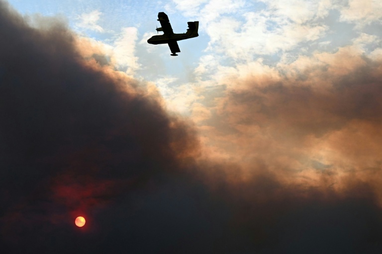 Un Canadair de la sécurité civile en vol lors d'un incendie de forêt à Fontjoncouse, dans l'Aude, le 6 août 2025