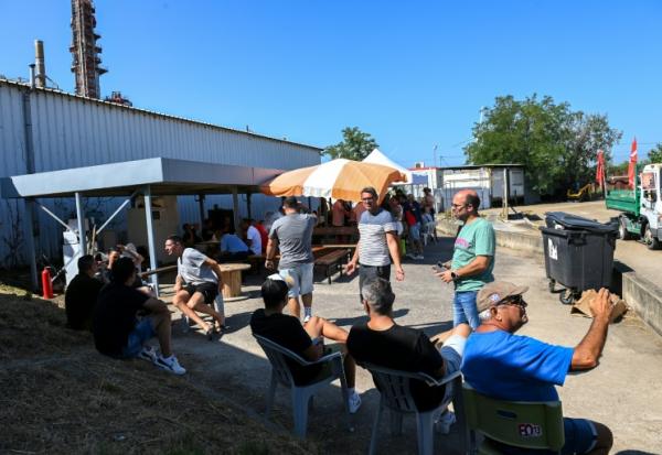 Salariés de Fibre Excellence protestant à Tarascon, dans les Bouches-du-Rhône, le 29 juillet 2026.