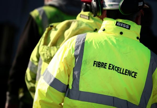 Des ouvriers rassemblés sur le site industriel du groupe Fibre Excellence à Tarascon, le 14 avril 2026 dans les Bouches-du-Rôhne alors que deux sites du groupe sont menacés de fermeture