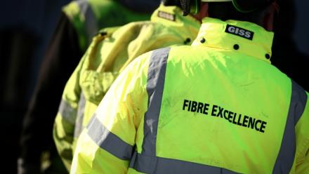 Des ouvriers rassemblés sur le site industriel du groupe Fibre Excellence à Tarascon, le 14 avril 2026 dans les Bouches-du-Rôhne alors que deux sites du groupe sont menacés de fermeture