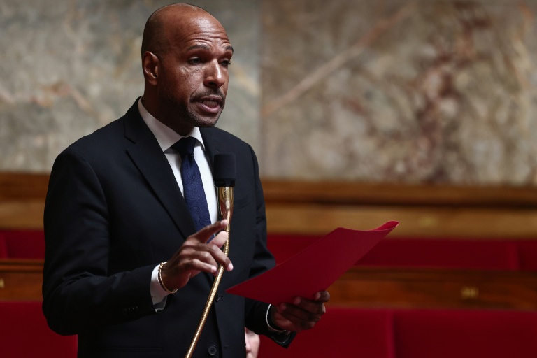 Olivier Serra, député français et, depuis peu, citoyen du Bénin, pays d'Afrique de l'ouest, ancienne plaque tournante du commerce d'esclaves et dont une partie de ses ancêtres sont originaires, le 21 mai 2025 à Paris à l'assemblée nationale 
