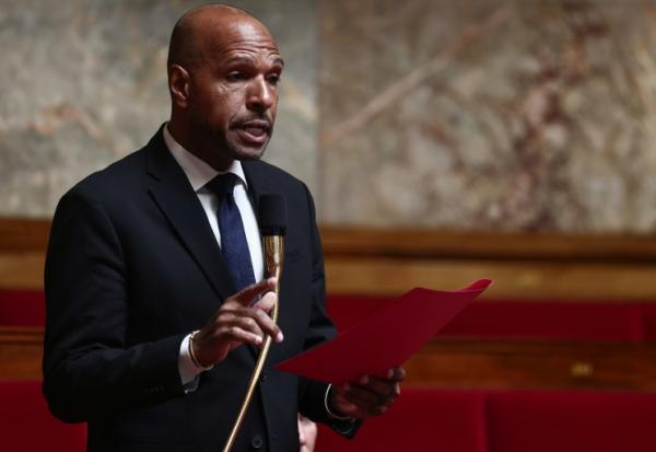 Olivier Serra, député français et, depuis peu, citoyen du Bénin, pays d'Afrique de l'ouest, ancienne plaque tournante du commerce d'esclaves et dont une partie de ses ancêtres sont originaires, le 21 mai 2025 à Paris à l'assemblée nationale 
