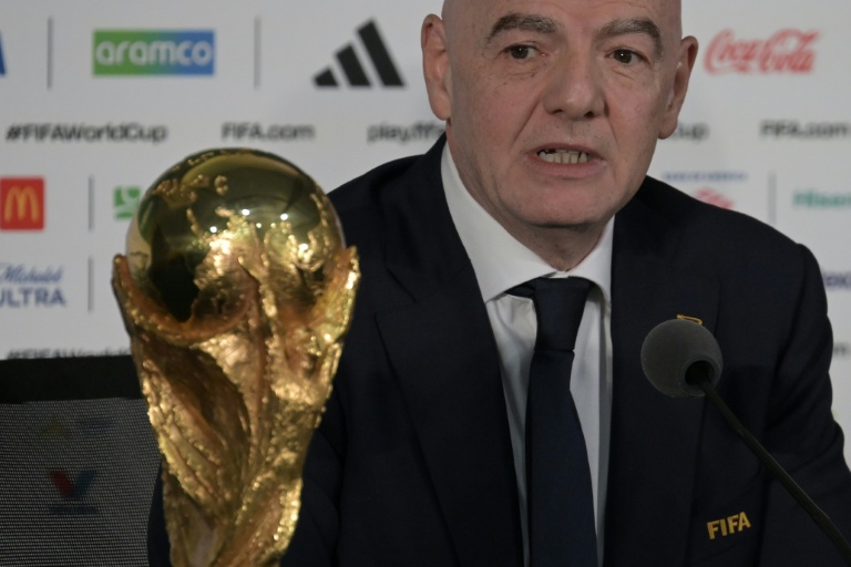 Le président de la Fifa Gianni Infantino avec le trophée de la Coupe du monde le 10 juin 2026 à Mexico 
