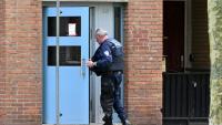 Un policier devant l'entrée de l'immeuble où la mère de la petite Malek, disparue dans la nuit de mardi à mercredi, a été retrouvée morte, le 8 juin 2023 à Dunkerque, dans le Nord