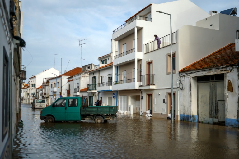 Une rue inondée à Alcacer do Sal, lors de la dépression Leonardo, le 5 février 2026 dans le sud du Portugal, 