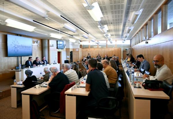 Le ministre français du Travail Jean-Pierre Farandou (g) présente les résultats  de la conférence Travail Emploi Retraite devant les partenaires sociaux à Paris, le 18 septembre 2026