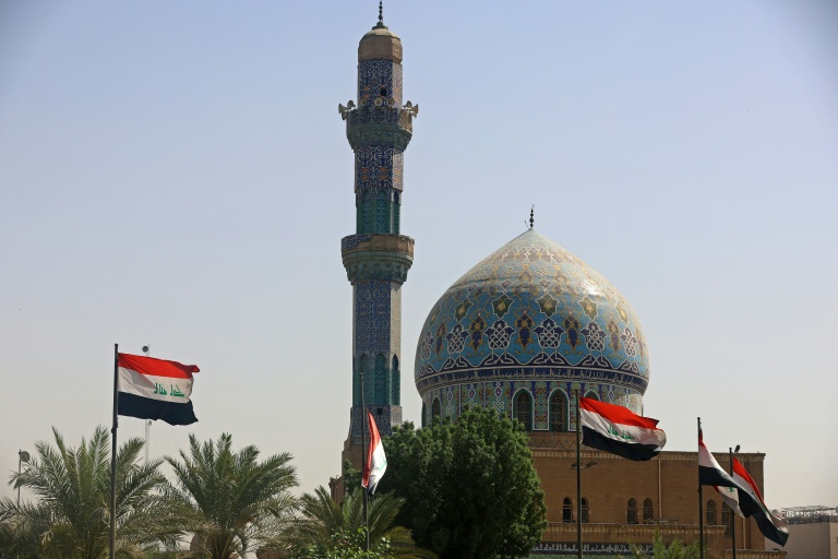 Les drapeaux iraquiens flottent devant une mosquée à Bagdad le 29 septembre 2026