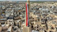 Un drapeau irakien géant est suspendu au minaret penché Hadba, datant du XIIᵉ siècle et reconstruit, dans la vieille ville de Mossoul, le 29 septembre 2026