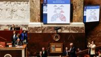 Un écran géant affiche le résultat du vote sur le nouveau projet de loi relatif à la fin de vie à l'Assemblée nationale, le 30 juin 2026 à Paris