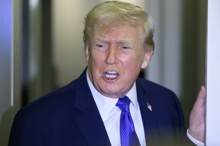 Le président américain Donald Trump s'adresse aux journalistes à bord d'Air Force One à destination de la base Andrews, le 16 février 2026