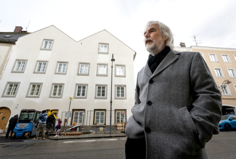 Ludwig Laher, écrivain et membre du Comité Mauthausen Autriche, une association de rescapés du camp de concentration lors d'un entretien avec l'AFP devant la maison natale d'Adolf Hitler transformée en commissariat de police, le 17 février 2026 à Braunau-am-Inn, dans le nord de l'Autriche 
