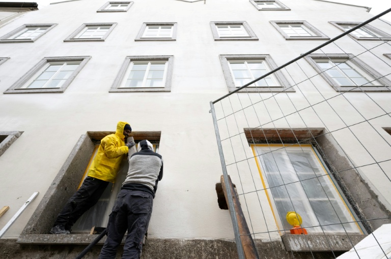 Travaux de transformation en commissariat de police de la maison natale d'Adolf Hitler en Autriche, le 17 février 2026 à Braunau-am-Inn, dans le nord de l'Autriche 