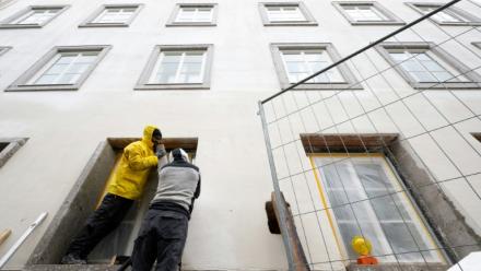 Travaux de transformation en commissariat de police de la maison natale d'Adolf Hitler en Autriche, le 17 février 2026 à Braunau-am-Inn, dans le nord de l'Autriche 