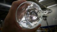 Un salarié contrôle un verre à l'usine Duralex de La Chapelle-Saint-Mesmin près d'Orléans, dans le Loiret, le 31 juillet 2024