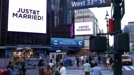 Des écrans géants confirment le mariage de Taylor Swift et Travis Kelce au Madison Square Garden, à New York, le 3 juillet 2026