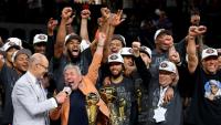 Les New York Knicks célèbrent leur victoire face aux San Antonio Spurs, le 13 juin 2026 à San Antonio aux Etats-Unis