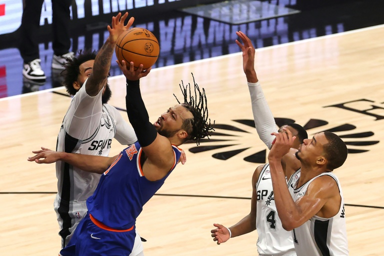 Jalen Brunson, le meneur des New York Knicks, face à Julian Champagnie, l'ailier des San Antonio Spurs au cours du deuxième match de la finale de la NBA 2026, à San Antonio, le 5 juin 2026