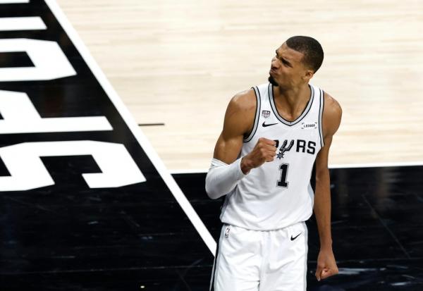 Victor Wembanyama, l'ailier fort français des San Antonio Spurs, après avoir marqué un panier dans le quatrième quart-temps contre les New York Knicks lors du deuxième match de la finale de la NBA 2026, à San Antonio, le 5 juin 2026