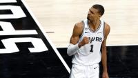 Victor Wembanyama, l'ailier fort français des San Antonio Spurs, après avoir marqué un panier dans le quatrième quart-temps contre les New York Knicks lors du deuxième match de la finale de la NBA 2026, à San Antonio, le 5 juin 2026