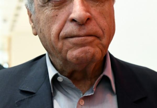 L'homme d'affaires franco-libanais Ziad Takieddine s'adresse aux médias à son arrivée au palais de justice de Paris le 7 octobre 2019, au premier jour du procès du volet financier de « l'affaire Karachi »