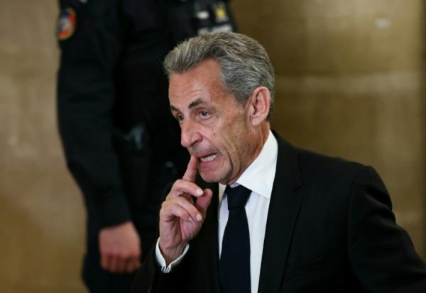 Nicolas Sarkozy arrive au palais de justice de Paris pour son procès en appel dans l'affaire du financement libyen, le 16 mars 2026 à Paris