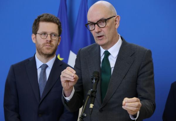 Le ministre de l'Économie Roland Lescure (à droite) et le ministre des Comptes publics David Amiel, à Paris le 27 mars 2026