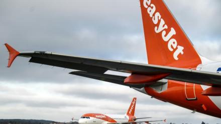 Des avions de la compagnie aérienne EasyJet sur le tarmarc de l'aéroport Saint-Expéry à Colombier Saugnieu, le 5 février 2024 dans le Rhône