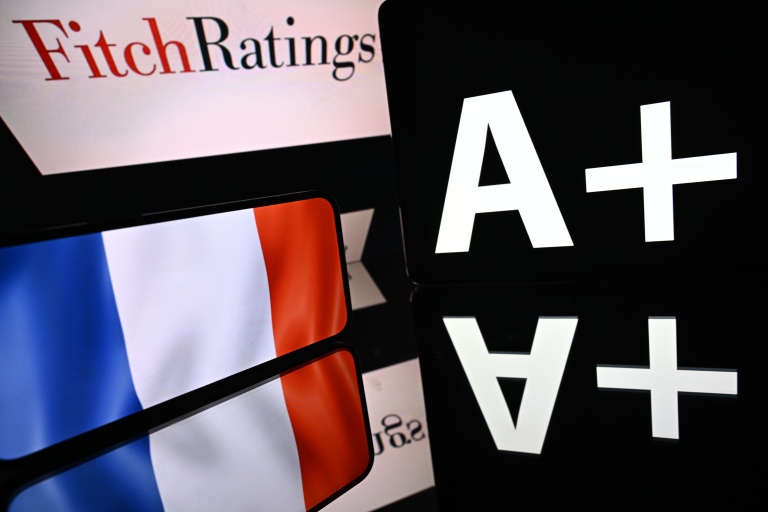 Fitch maintient la note A+ de la France mais abaisse sa perspective