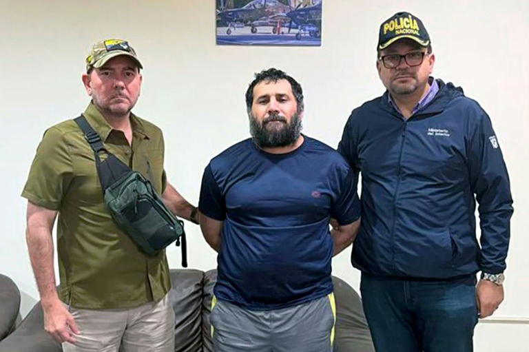 Le narcotrafiquant équatorien Adolfo Macias (C), alias Fito, encadré par le ministre de la Défense Gian Carlo Loffredo (G) et le ministre de l'Intérieur John Reimberg (D) après son arrestation à Manta le 25 juin 2025