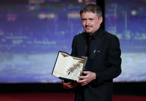 Le réalisateur, scénariste et producteur roumain Cristian Mungi après avoir remporté la Palme d'Or pour le film « Fjord » lors de la cérémonie de clôture de la 79e édition du Festival de Cannes, le 23 mai 2026