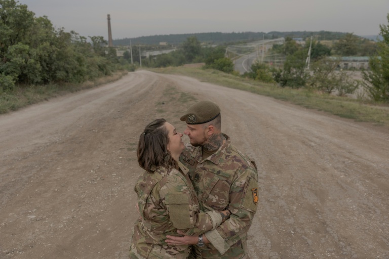 Le soldat Ice et la médecin militaire Khomotchka posent pour une photo près d'Izium, dans la région de Kharkiv, en Ukraine, le 26 août 2026