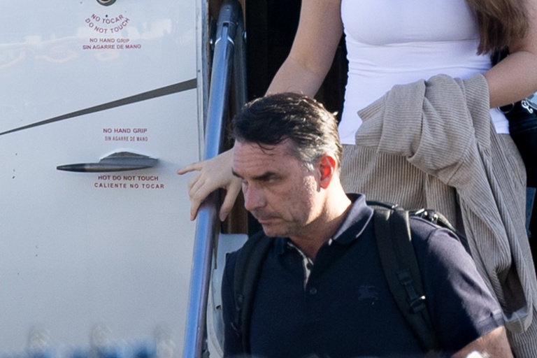 Flavio Bolsonaro sort de son avion à l'aéroport d'Opa Locka près de Miami, en Floride, le 28 octobre 2026, après avoir fui le Brésil quelques jours après sa défaite à l'élection présidentielle