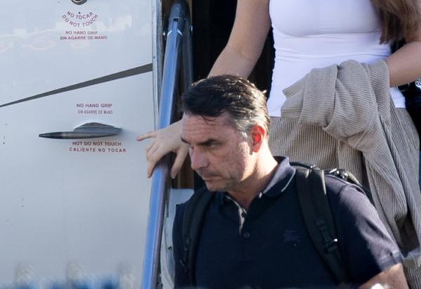 Flavio Bolsonaro sort de son avion à l'aéroport d'Opa Locka près de Miami, en Floride, le 28 octobre 2026, après avoir fui le Brésil quelques jours après sa défaite à l'élection présidentielle