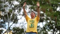 Le candidat à la présidentielle brésilienne Flavio Bolsonaro devant ses soutiens à Goiana, au Brésil, le 27 septembre 2026