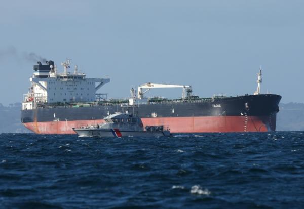 Un navire de la Marine française navigue aux côtés du pétrolier russe Tagor, en baie de Douarnenez (Finistère), le 2 juin 2026