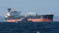 Un navire de la Marine française navigue aux côtés du pétrolier russe Tagor, en baie de Douarnenez (Finistère), le 2 juin 2026