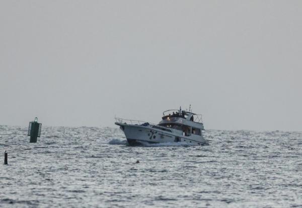 Un bateau appartenant à la flottille pour Gaza, intercepté par la marine israélienne, est dirigé vers Israël, le 19 mai 2026.

