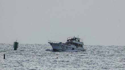 Un bateau appartenant à la flottille pour Gaza, intercepté par la marine israélienne, est dirigé vers Israël, le 19 mai 2026.

