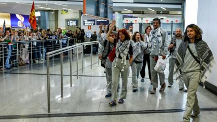 Des militants français, détenus et expulsés par Israël après l'interception de leur flottille à destination de Gaza, accueillis par des sympathisants à leur arrivée à l'aéroport Roissy Charles-de-Gaulle, près de Paris, le 22 mai 2026