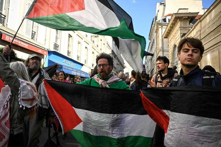 Des manifestants et des proches des militants français qui ont participé à la flottille pour Gaza  marchent vers l'Hôtel Matignon, lors d'un rassemblement à Paris, le 5 octobre 2025