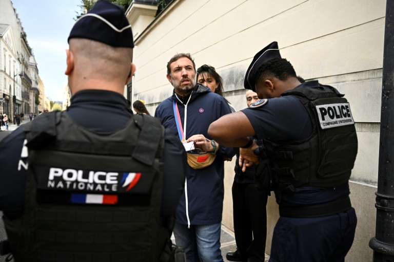 Le député de La France Insoumise Thomas Portes (c, est contrôlé par la police alors qu'il rejoint un rassemblement organisé par des manifestants et des proches demilitants français ayant participé à la flottille pour Gaza  près de l'Hôtel Matignon, le 5 octobre 2025 à Paris