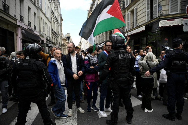 Le député La France Insoumise (LFI), Hadrien Clouet (c), des manifestants et des proches des militants français qui ont participé à la flottille pour Gaza  marchent vers l'Hôtel Matignon, lors d'un rassemblement à Paris, le 5 octobre 2025