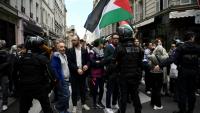 Le député La France Insoumise (LFI), Hadrien Clouet (c), des manifestants et des proches des militants français qui ont participé à la flottille pour Gaza  marchent vers l'Hôtel Matignon, lors d'un rassemblement à Paris, le 5 octobre 2025