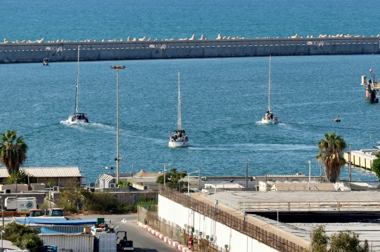 Des bateaux de la flottille pour Gaza interceptés par les forces navales israéliennes, arrivent dans le port d'Ashdod, dans le sud d'Israël, le 2 octobre 2025