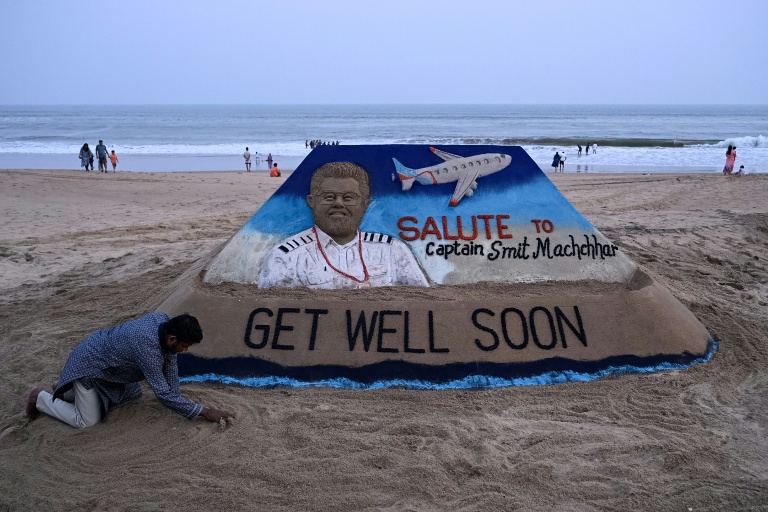 Une sculpture sur sable représente le pilote indien Smit Machchhar sur une plage de la ville de Puri, dans l’État d’Odisha, en Inde, le 1er octobre 2026